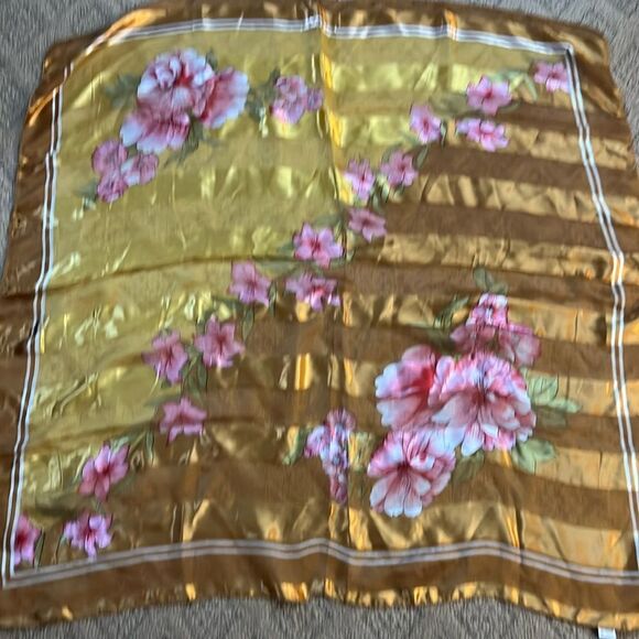 square scarf. Approximately 38 x 38 - Picture 1 of 4